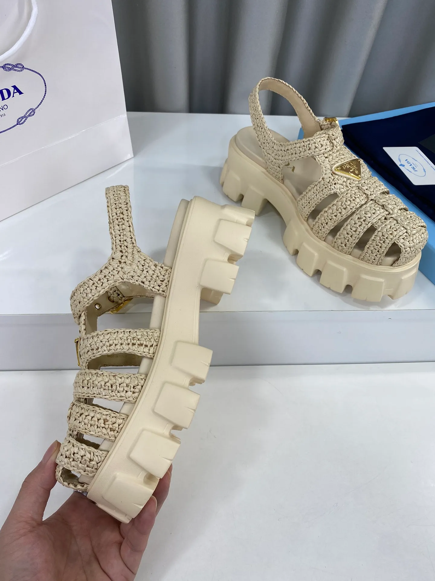 👟👟Ex-factory price 600👟👟 Prada’s latest bamboo cage weaving thick-soled triangle buckle sandals☑️ Latest environmentally friendly PP material, fully handmade crochet, just like knitting sweaters, slow work and meticulous work, retro fashionable thick-soled shoes, with woven uppers, making the whole pair of shoes light and comfortable, bright colors, satisfying a variety of choices for fashionable people with different styles! The iconic metal triangle logo is paired with the shape of ancient beach sandals. Every design element is fashionable! Size: Women's 35-39 (34, 40, custom-made, non-returnable) Full set of counter original packaging